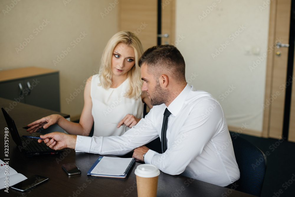 Obraz premium Successful employees in the office discuss new projects. Business, Finance