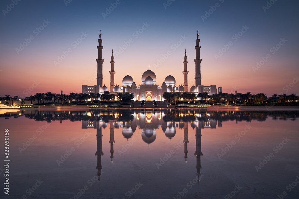 Fototapeta premium Abu Dhabi at dusk