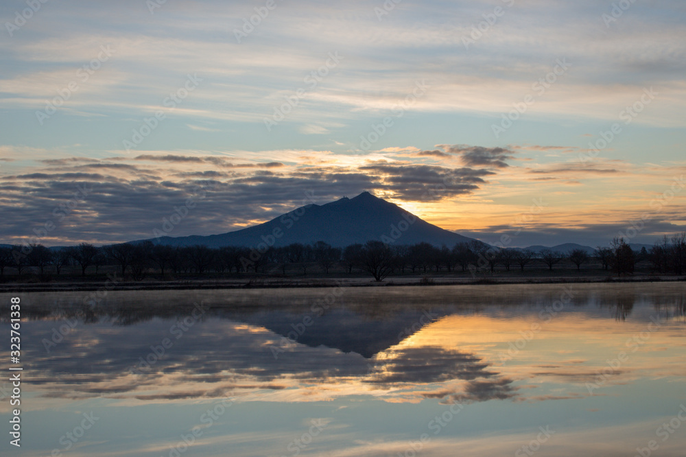 湖面に映る朝焼けと筑波山