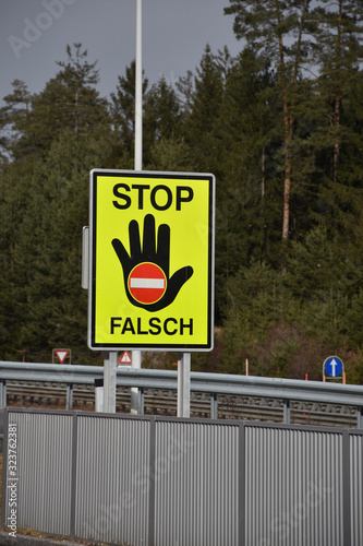 Stop, Halt, Fahrverbot, Einfahrt verboten, Schild, Tafel, Mast, Verkehrszeichen, Warnung, warnen, falsch, Hand, Rechteck, Gefahr, Schutz, Sicherheit, Autobahn, Autobahnauffahrt, Autobahnabfahrt, falsc photo