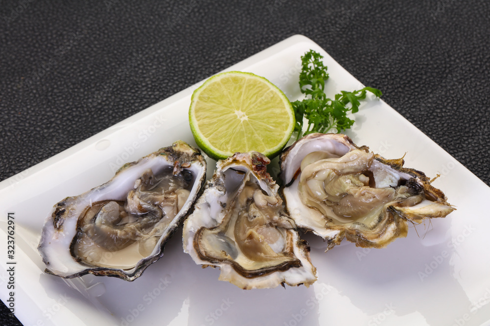 Oysters with lime and parsley Oysters with lime and parsley