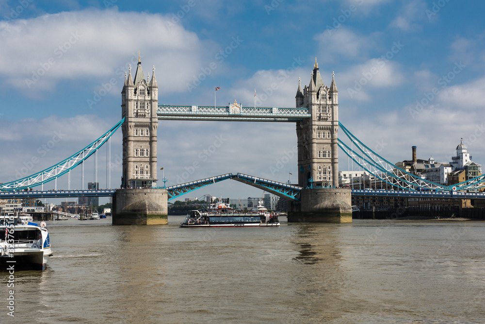 Obraz premium Tower Bridge, a Combined Bascule and Suspension Bridge in London