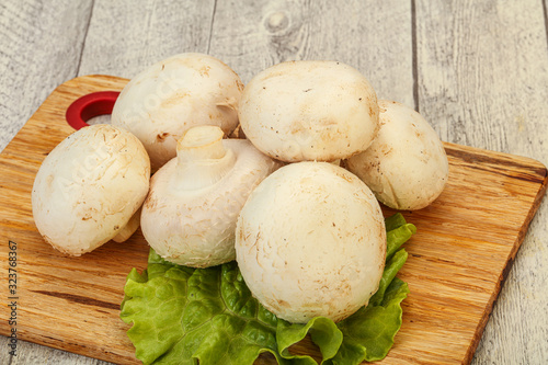 Raw champignons over the board