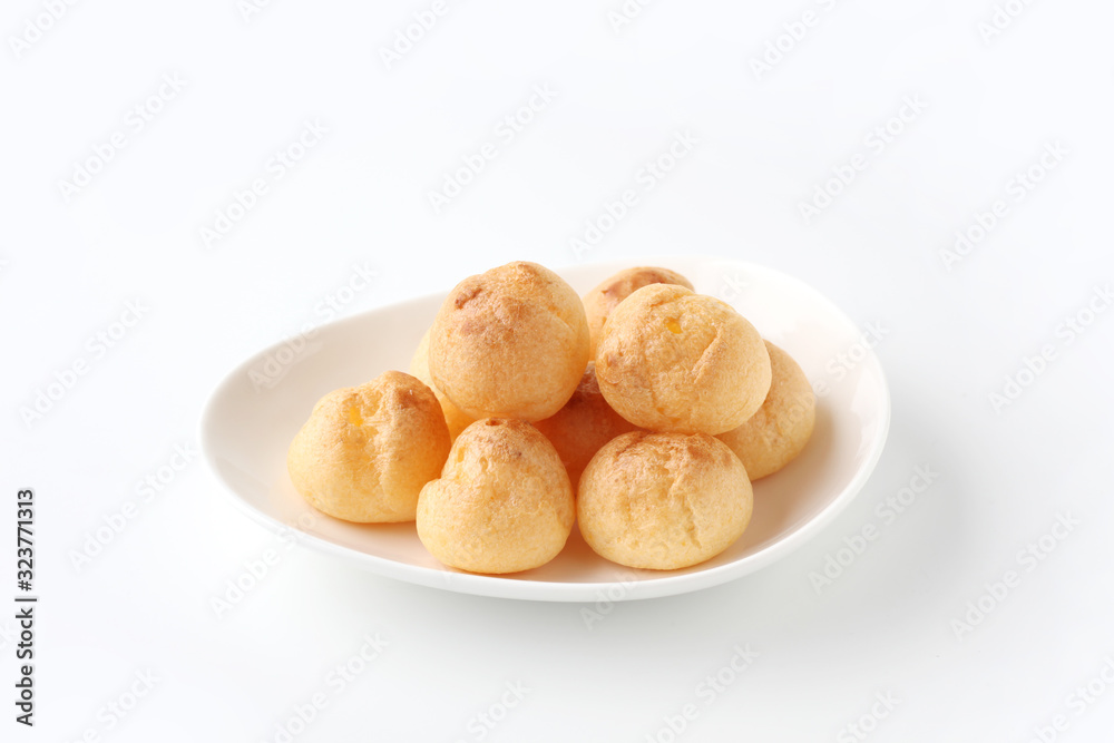 お皿にのせた シュークリーム フランスのお菓子 白背景 お皿にのせた シュークリーム フランスのお菓子 白背景