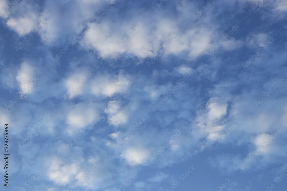 Obraz premium The sky has white clouds floating