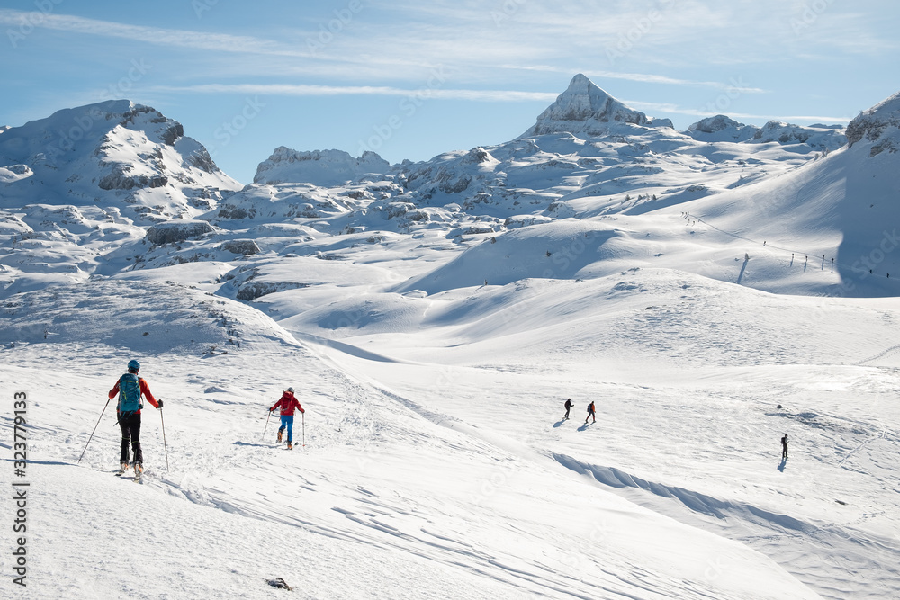 Esquiadores camino del pico Anie o Auñamendi (2.507 m), entre el Pirineo navarro y francés 