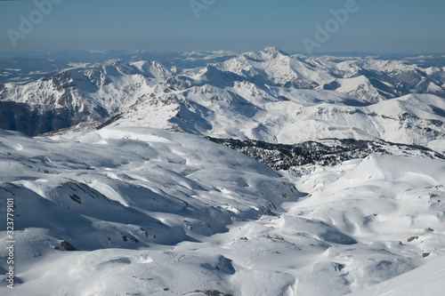 Macizo kárstico de Larra-Belagua y Pirineo navarro en invierno desde la cima del pico Anie-Auñamendi (2.507 m) © Orion76