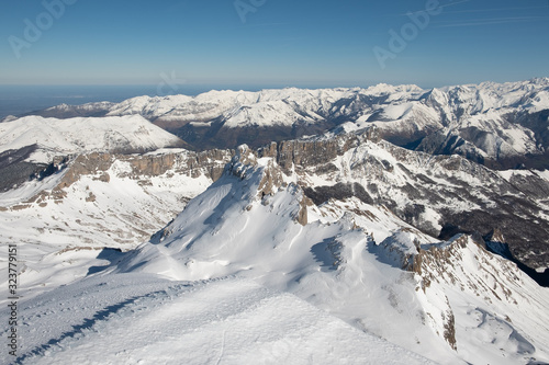 Paisaje nevado del Pirineo franc  s desde la cima del pico Anie-Au  amendi  2.507 m 