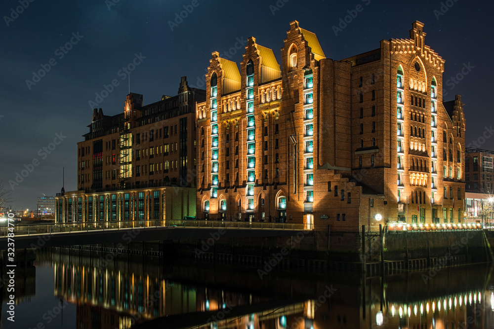 Die historische Speicherstadt in Hamburg bei Nacht