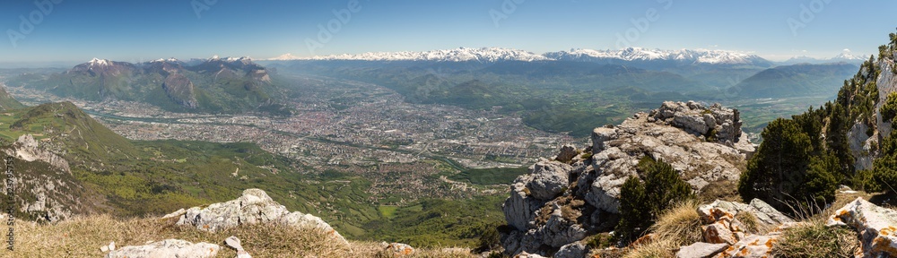 Panorama sur Grenoble et la chaîne de belledonne
