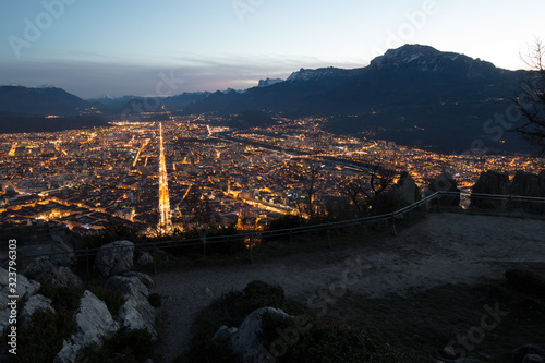 Grenoble au crépuscule vu de la Bastille