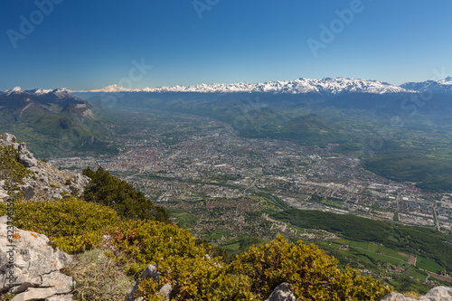 Panorama sur Grenoble et la chaîne de belledonne