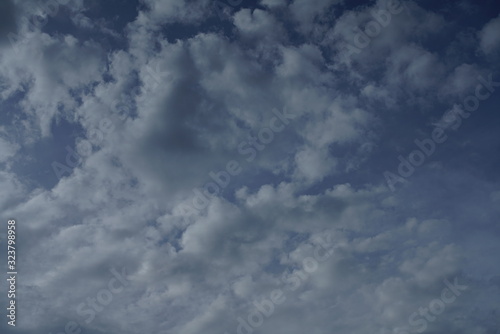 Blaue und weiße Wolken am Himmel