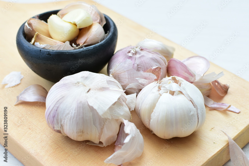 Allium sativum: Fresh, whole and sliced garlic Allium sativum: Fresh, whole and sliced garlic