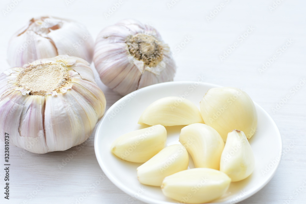 Allium sativum: Fresh, whole and sliced garlic Allium sativum: Fresh, whole and sliced garlic