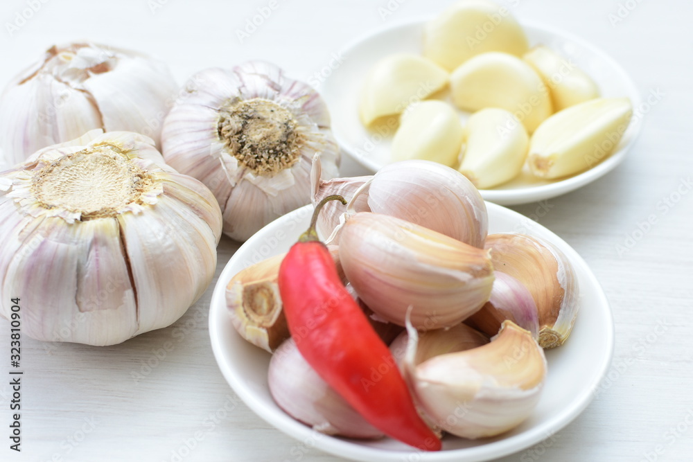 Allium sativum: Fresh whole garlic, with peel, sliced and sweet pepper Allium sativum: Fresh whole garlic, with peel, sliced and sweet pepper