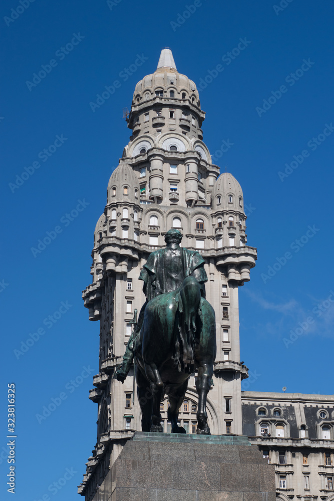 Estatua y Palacio Salvo en Montevideo, Uruguay