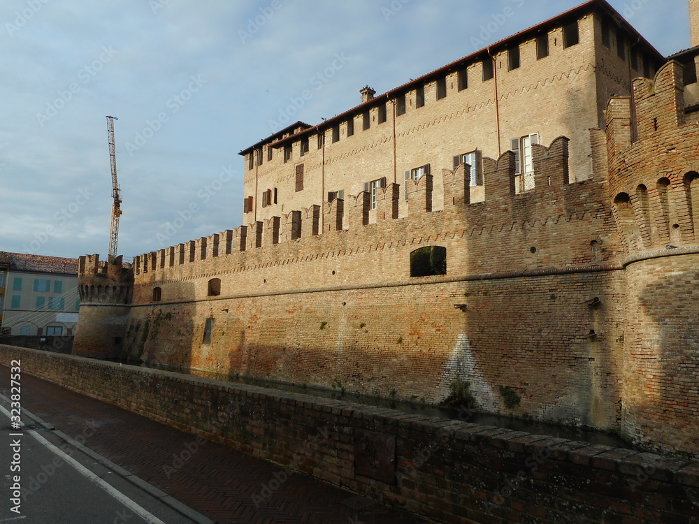 Castillo de la ciudad de Fontanellato, Italia. Imagen tomada desde el exterior en un día con mucho sol y poca gente. Castillo de la ciudad de Fontanellato, Italia. Imagen tomada desde el exterior en un día con mucho sol y poca gente.