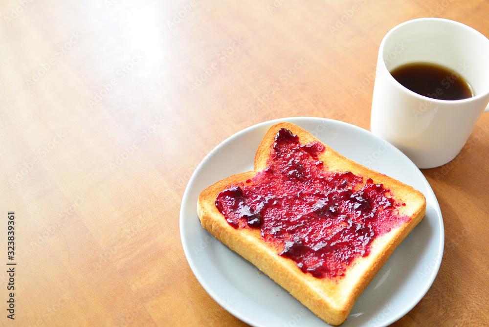 ジャムトーストとコーヒー ジャムトーストとコーヒー