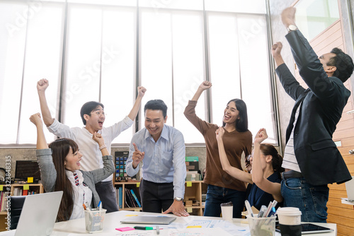 фотографія Happy asian creative team or staff employee feeling enjoy and looking together in meeting room at modern office