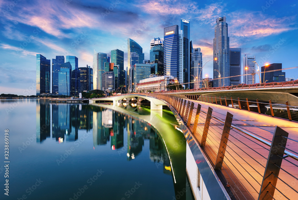 Obraz premium Singapore city skyline at sunset with bridge