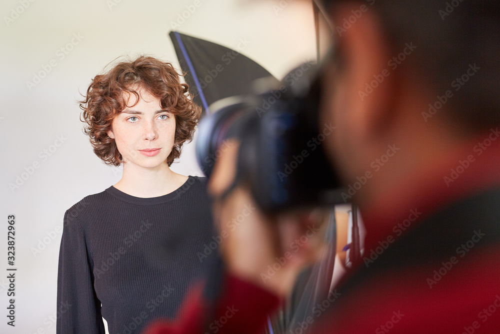 Junge Frau als Fotomodell wird fotografiert Junge Frau als Fotomodell wird fotografiert