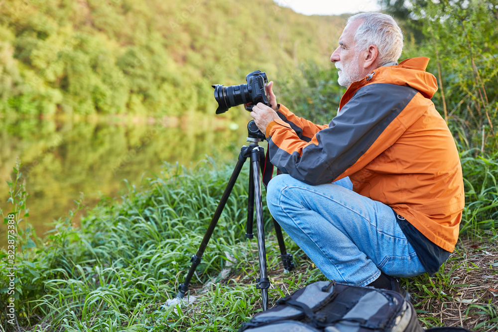 Älterer Fotograf als professioneller Naturfotograf
