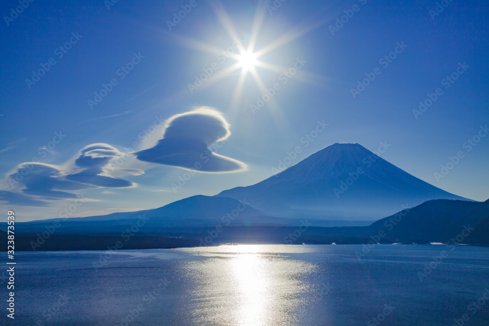 富士山と吊るし雲、山梨県本栖湖にて