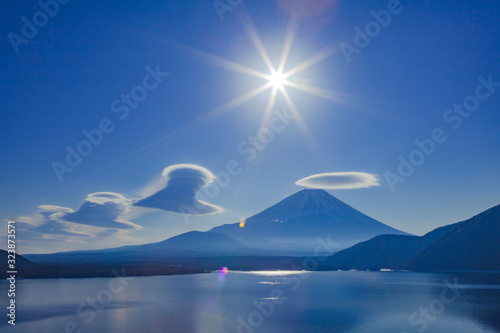 富士山と笠雲・吊るし雲、山梨県本栖湖にて photo