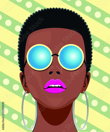 Mujer africana guapa con gafas