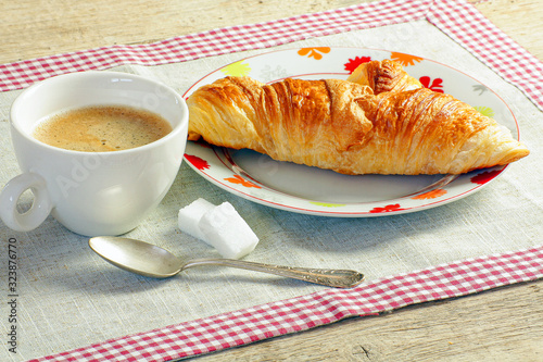 tasse de café et croissant sur une table