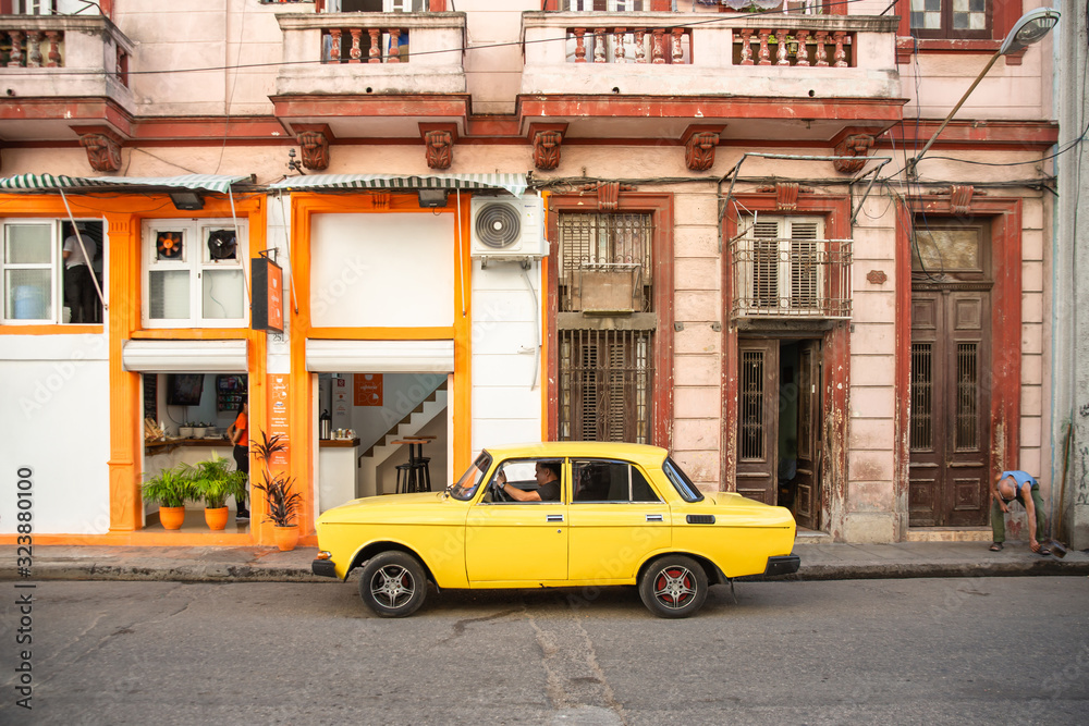 Fototapeta premium Old timer in Havanna - Kuba