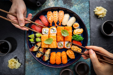 Gordijnen Sushi bar Sushi en maki met sojasaus  © petrrgoskov