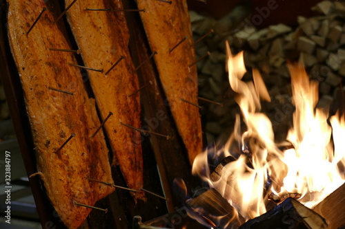 Flammlachs mit loderndem Feuer im Detail photo