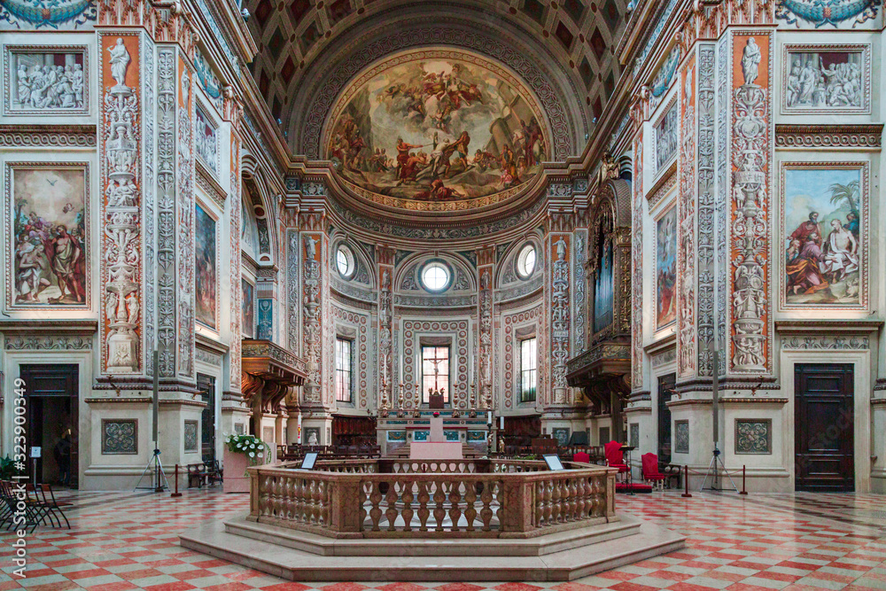 Φωτογραφία The co-cathedral basilica of Sant'Andrea, the largest church in Mantua