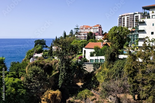Panoramic view of buildings on a cliff near the Atlantic Ocean (Funchal, Madeira, Portugal) © Tommaso