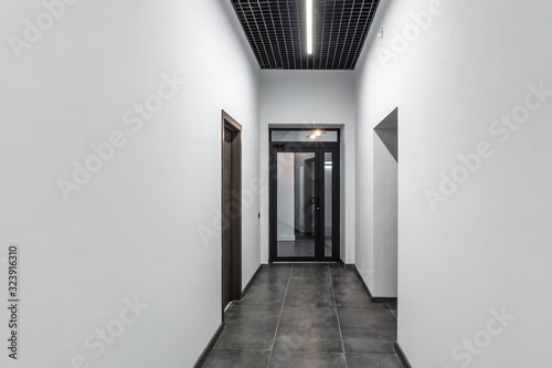 white empty corridor for room office in interior of modern apartments, office or clinic © hiv360