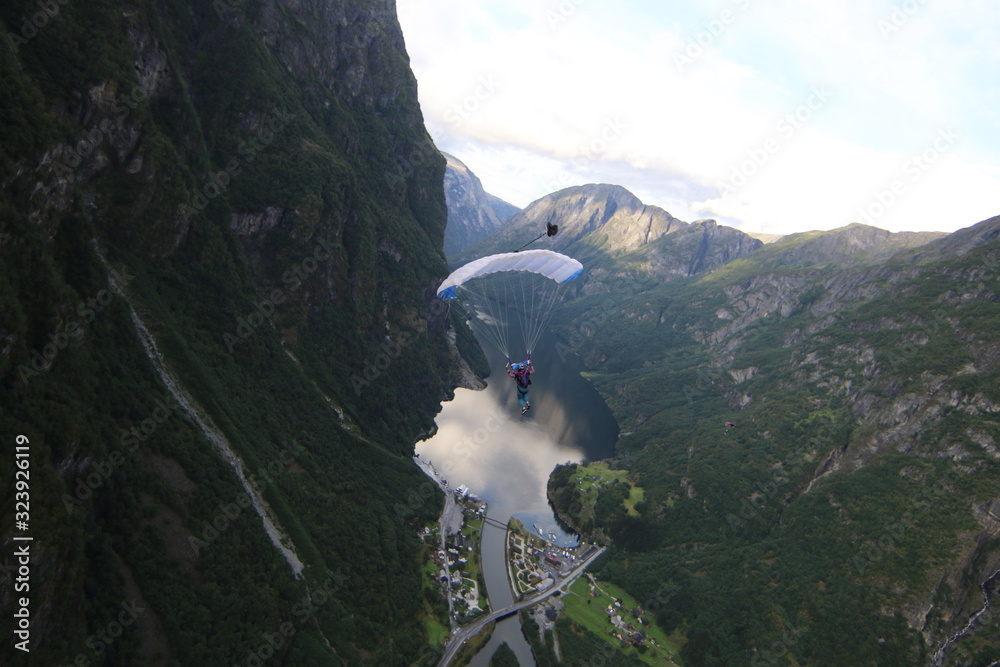 Obraz premium Skydivers over Voss Norway