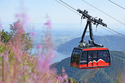 Seilbahn auf den Berg Feuerkogel im Sommer (Ebensee, Salzkammergut, Bezirk Gmunden, Oberösterreich, Österreich) photo