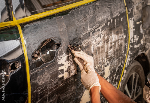Canvastavla Auto mechanic is using chemical corrosion paint, automobile ,Remover old paint