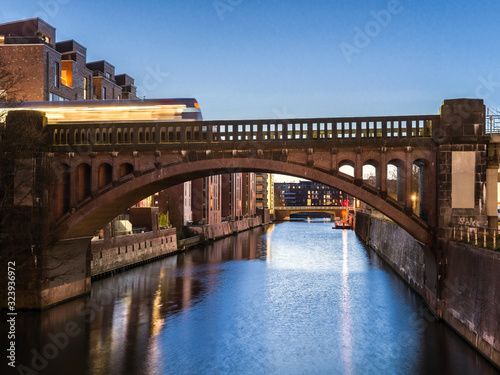 Hamburg Barmbek U2 brücke am Abend entzerrt