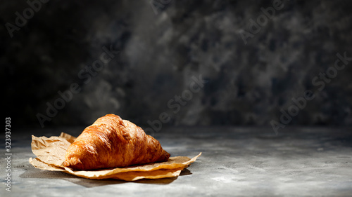 Foto Fresh croissant on dark mood background and copy space for your product