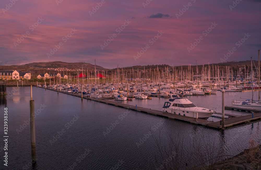 Obraz premium Kip Marina in January at the sunset end of the day with the Kip Village and Chartroom Restaurant in the Background.