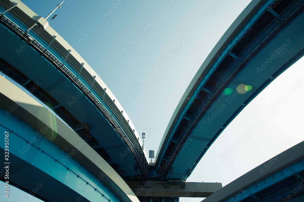 Fototapeta premium ジャンクション部の高速道路の橋脚 