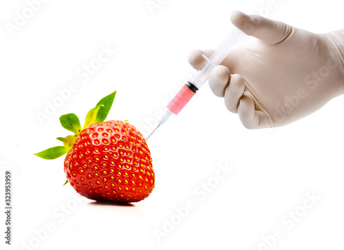 Injektion einer Flüssigkeit in eine Erdbeere