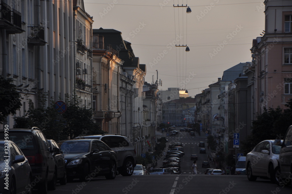 Obraz premium Quiet Evening on a City Street