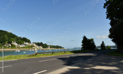 Locguénolé dans la baie de Morlaix dans le Finistère en Bretagne route en perspective longeant la ria