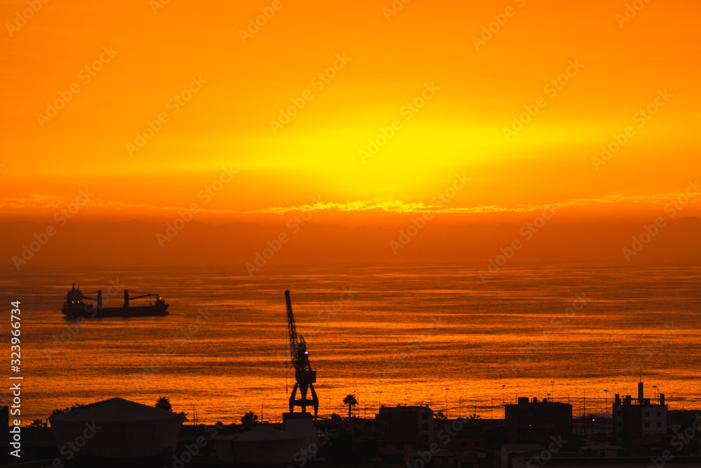 atardecer candente en playa