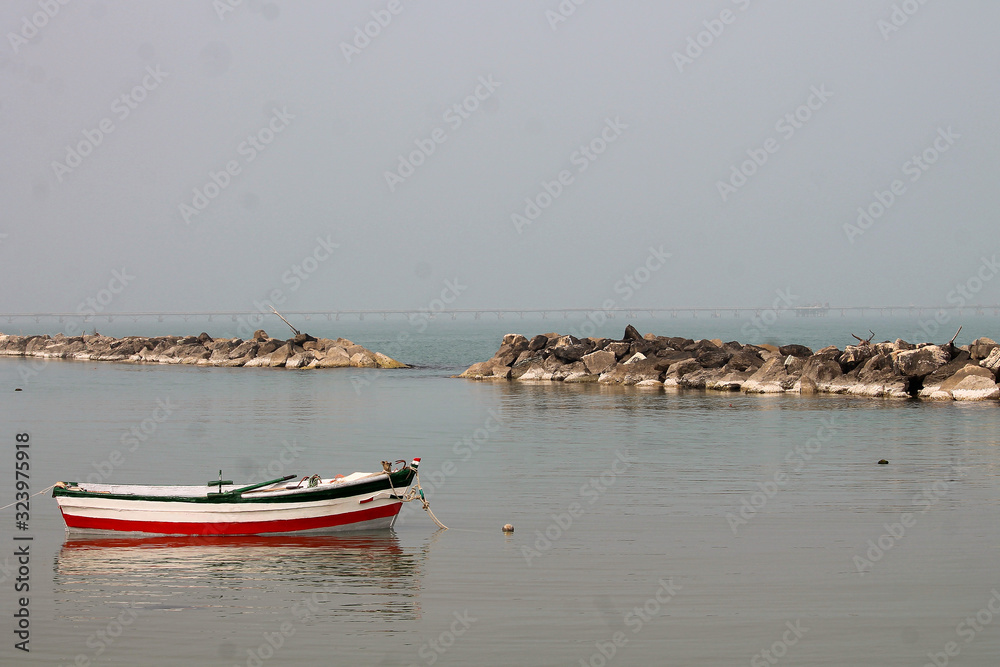 Naklejka premium Lancha de pesca dejada en la orilla del mar