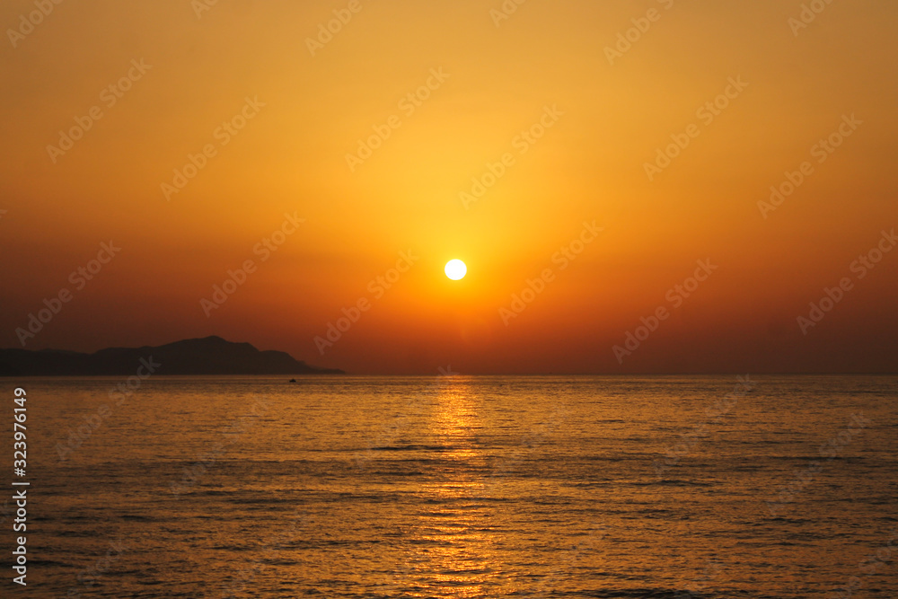 el sol encondiendose en el horizonte del oceano